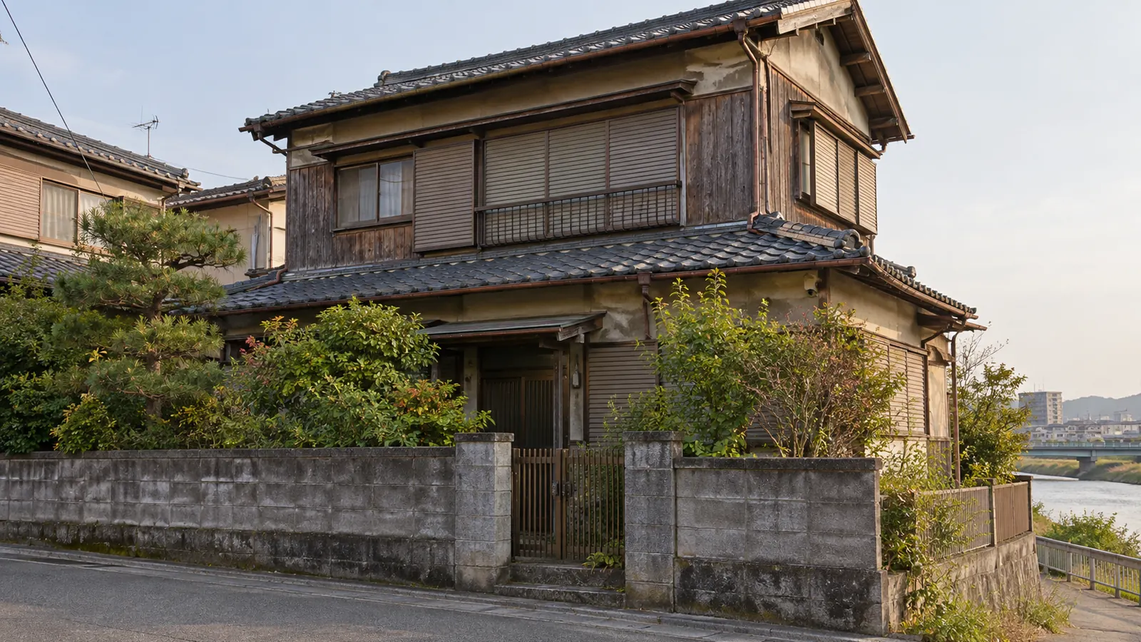 岡崎市の住宅街に建つ、築年数の古い木造2階建ての家