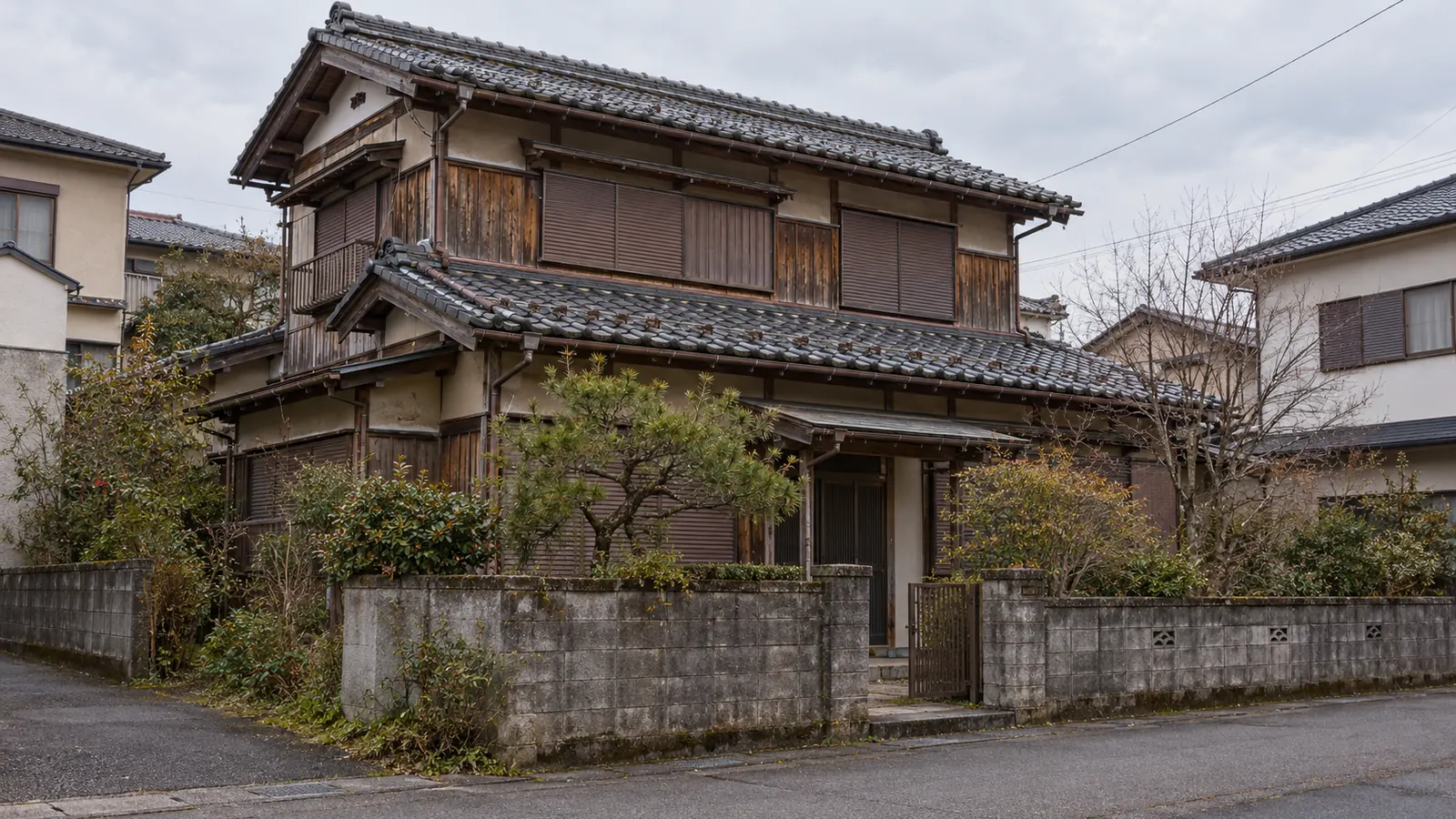 福井市の住宅街に建つ、築年数の古い木造2階建ての家