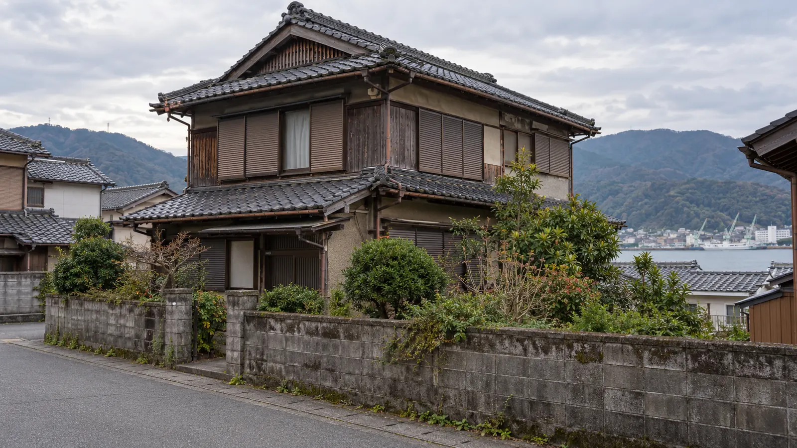 敦賀市の住宅街に建つ、築年数の古い木造2階建ての家
