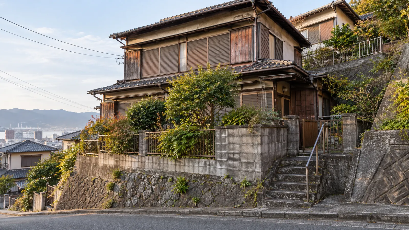 北九州市の住宅街に建つ、築年数の古い木造2階建ての家