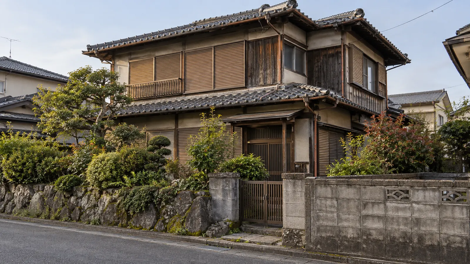 久留米市の住宅街に建つ、築年数の古い木造2階建ての家