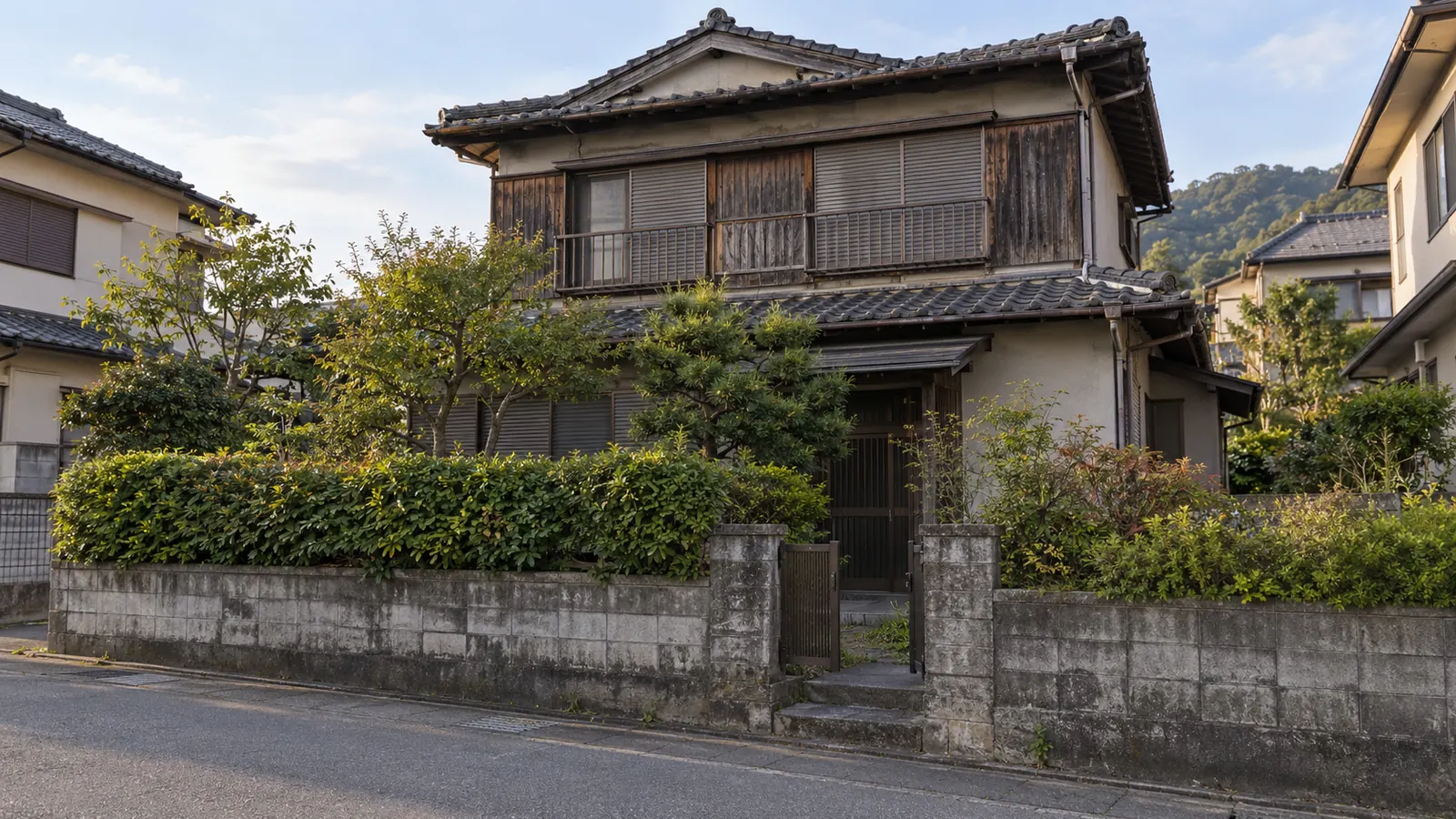 大野城市の住宅街に建つ、築年数の古い木造2階建ての家
