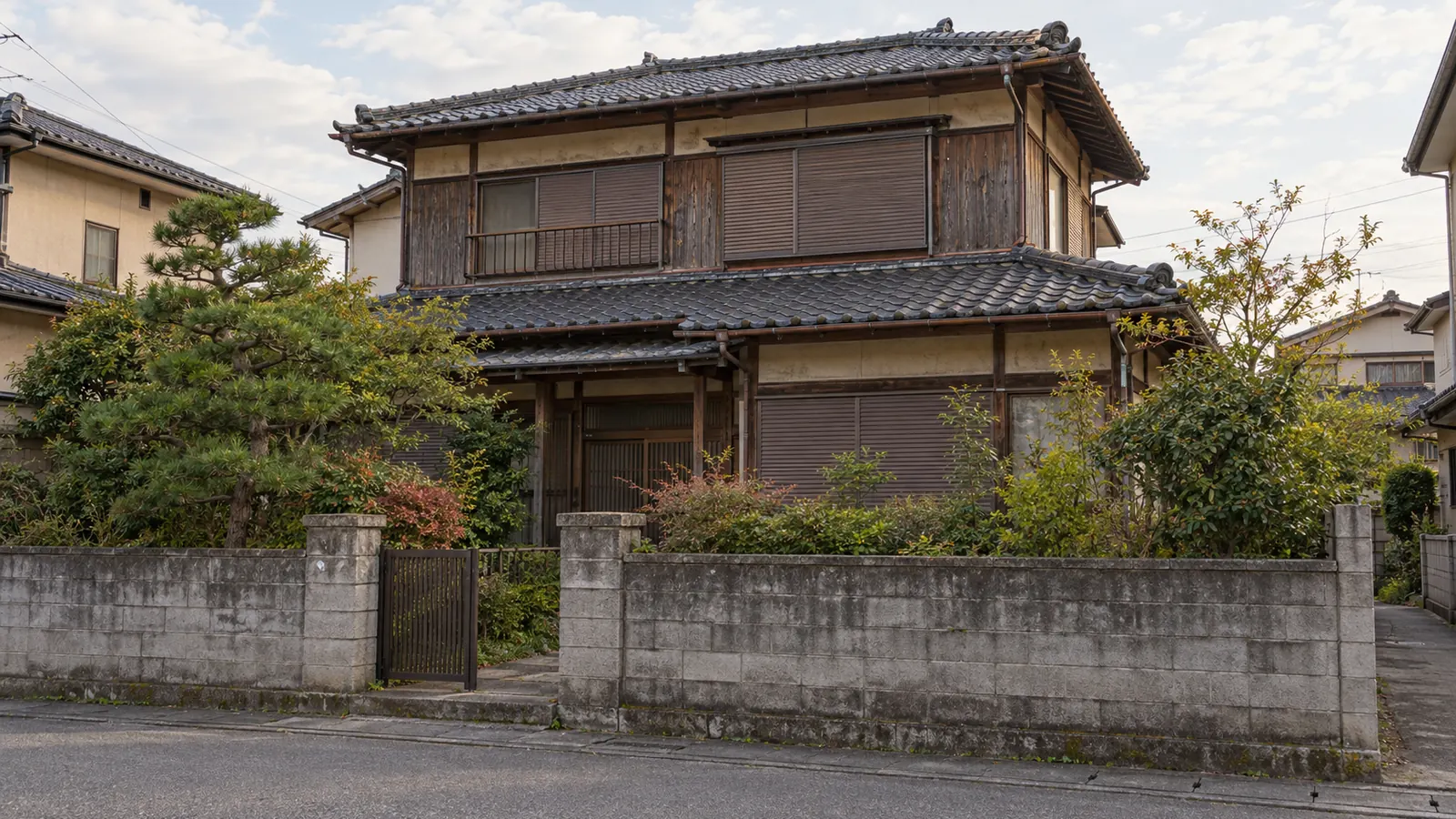 郡山市の住宅街に建つ、築年数の古い木造2階建ての家