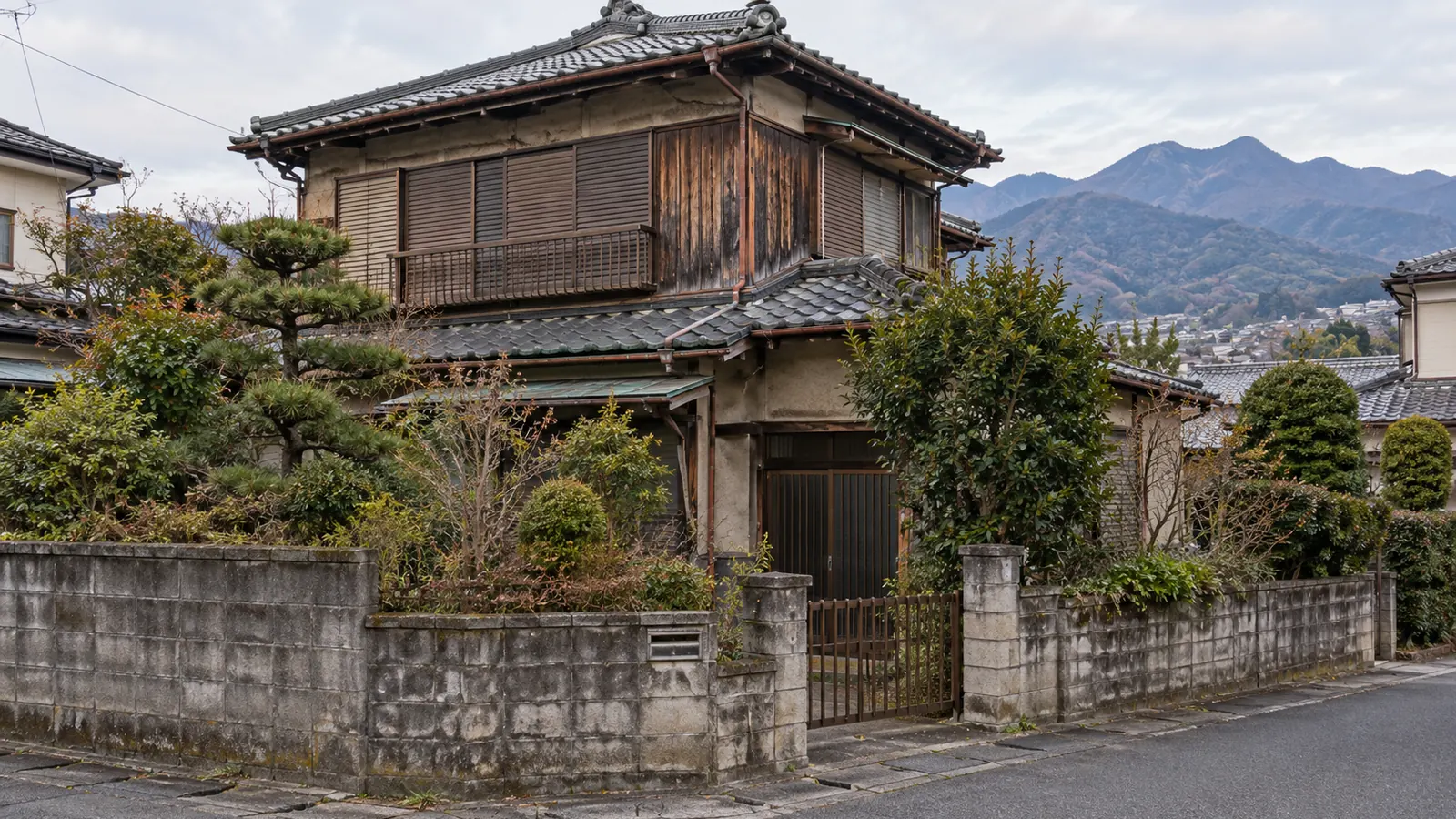 前橋市の住宅街に建つ、築年数の古い木造2階建ての家