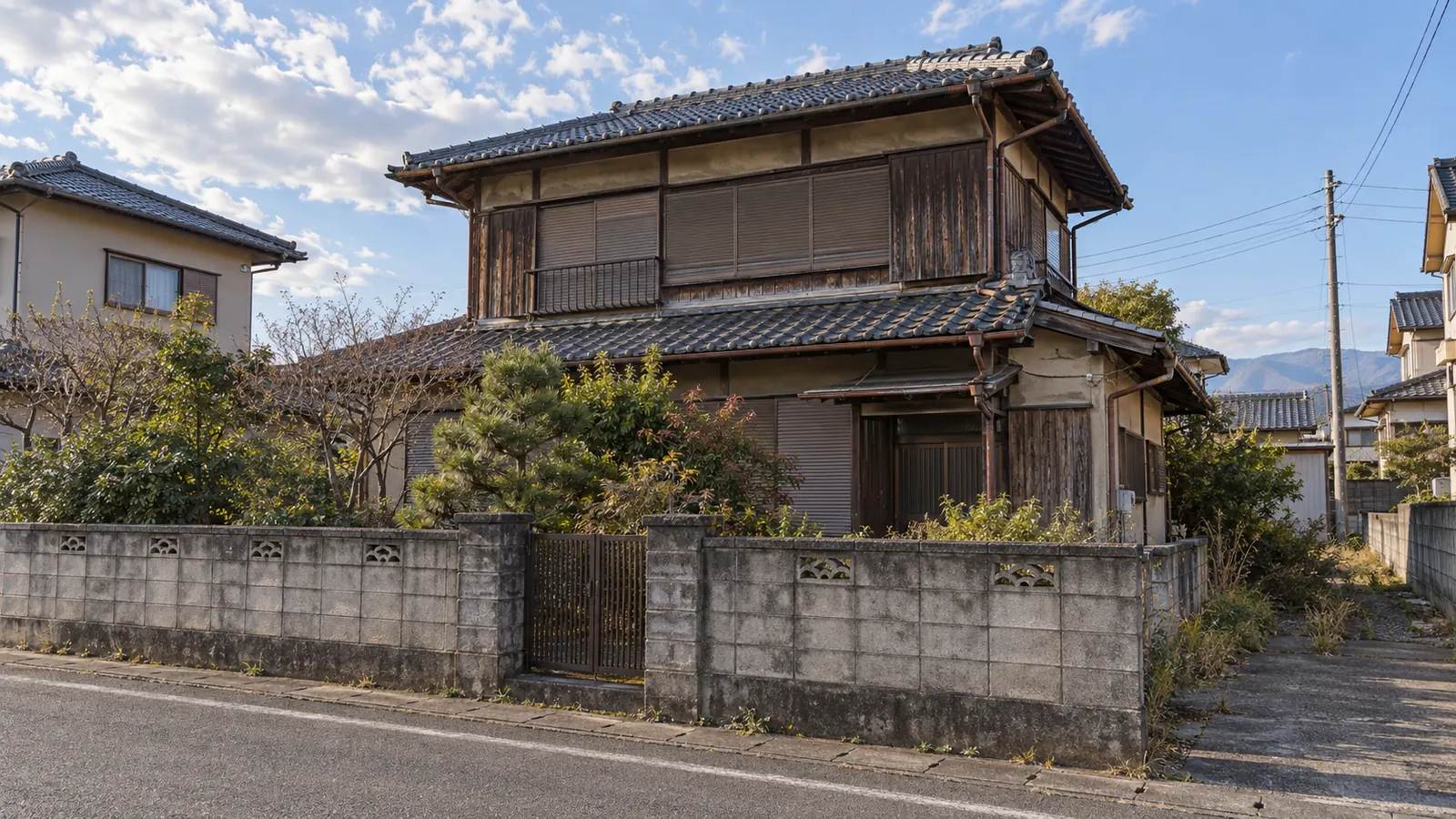 太田市の住宅街に建つ、築年数の古い木造2階建ての家
