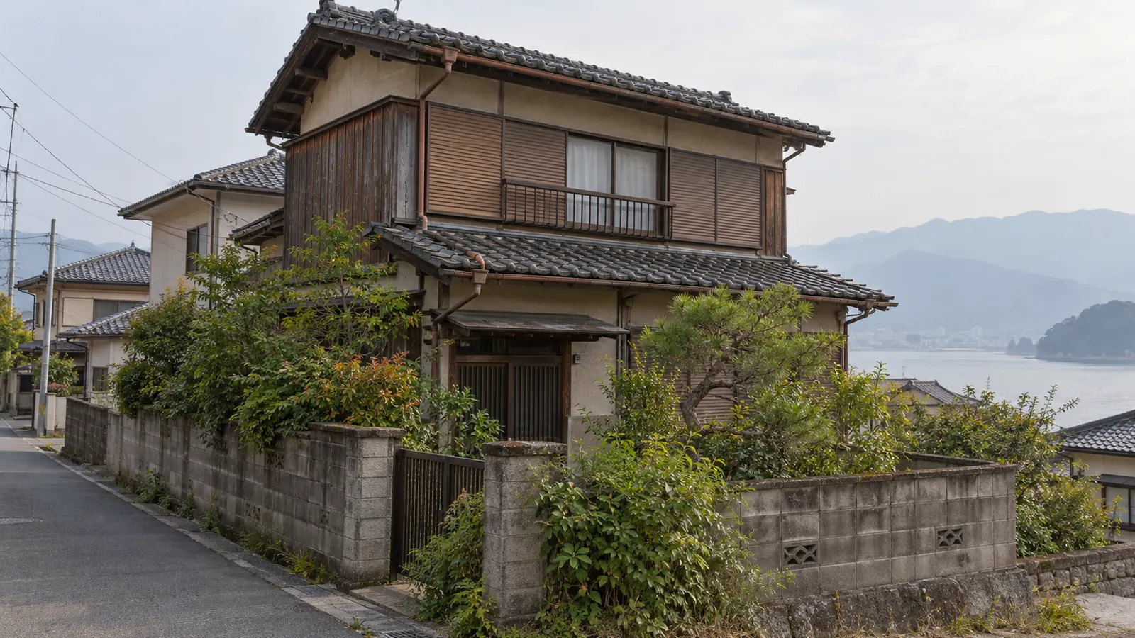 廿日市市の住宅街に建つ、築年数の古い木造2階建ての家
