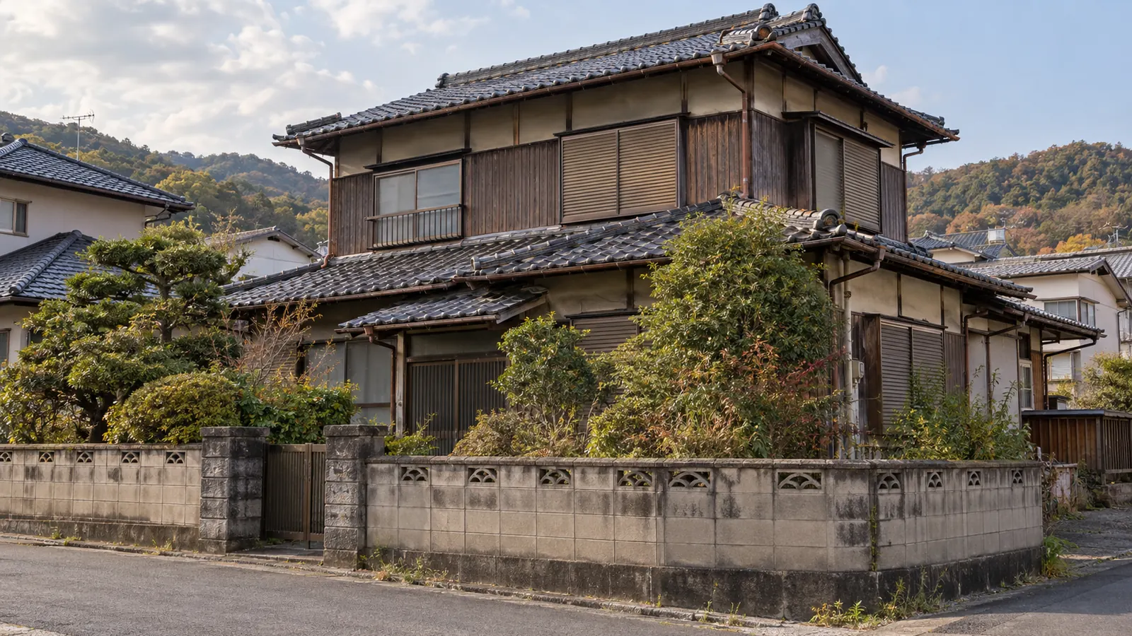 東広島市の住宅街に建つ、築年数の古い木造2階建ての家