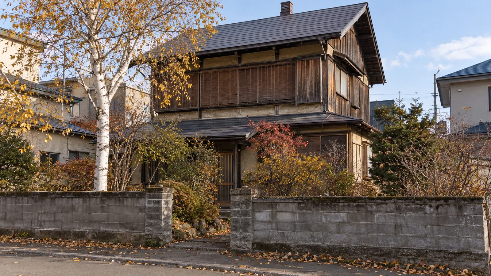 札幌市の住宅街に建つ、築年数の古い木造2階建ての家