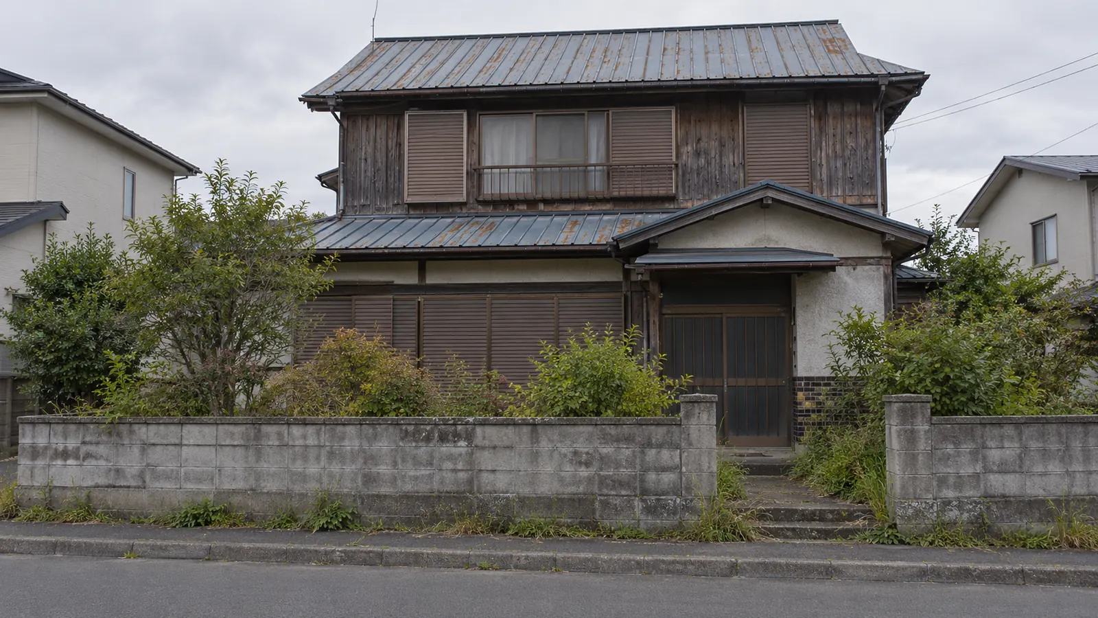 苫小牧市の住宅街に建つ、築年数の古い木造2階建ての家