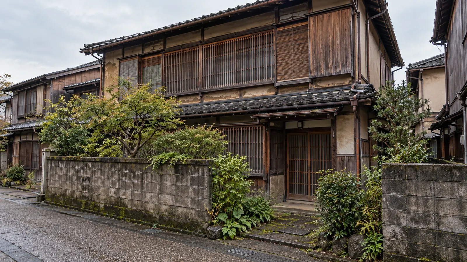 金沢市の住宅街に建つ、築年数の古い木造2階建ての家