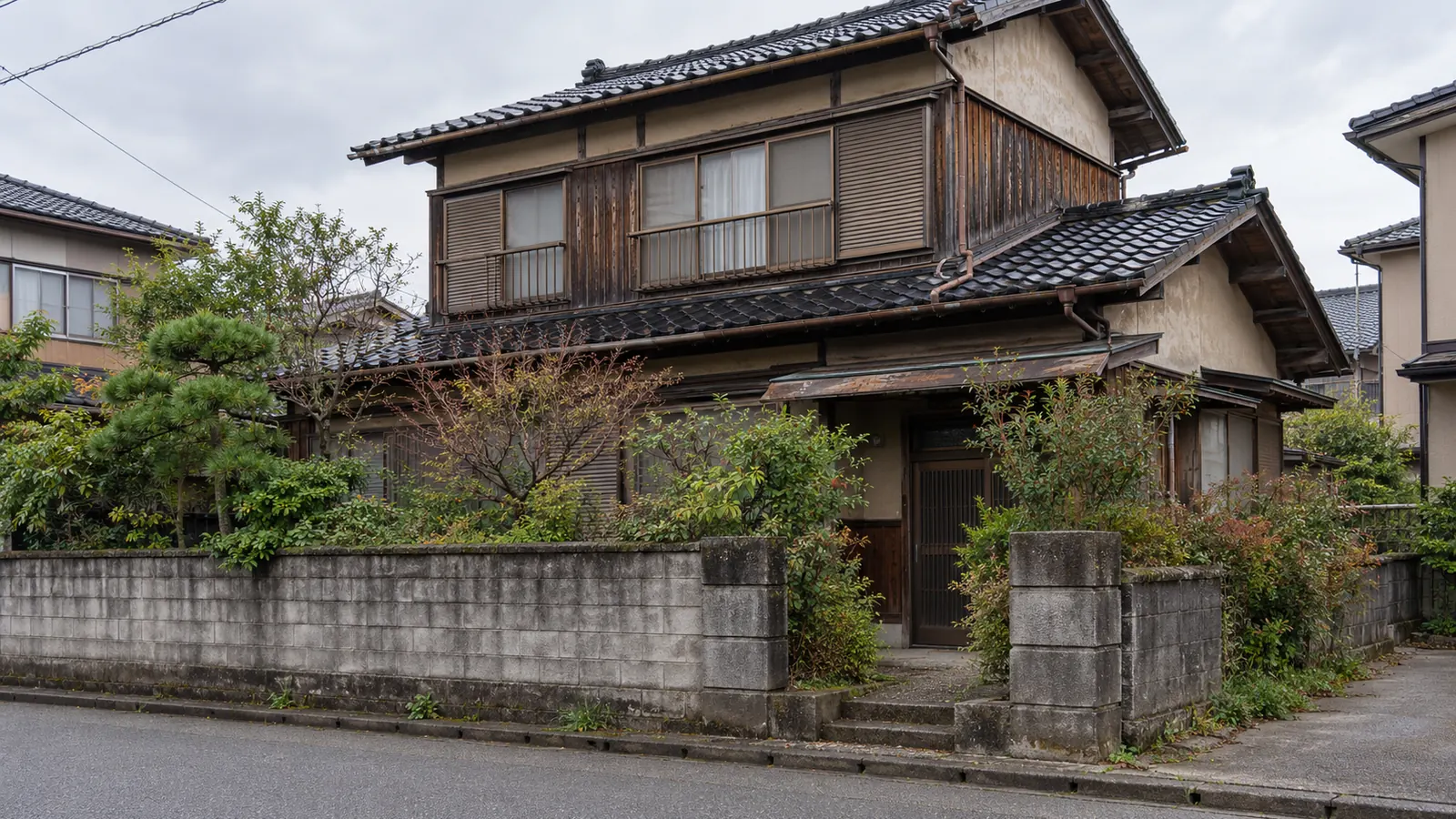 小松市の住宅街に建つ、築年数の古い木造2階建ての家