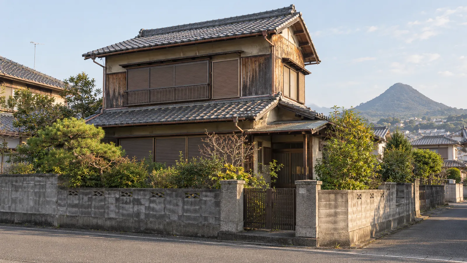 丸亀市の住宅街に建つ、築年数の古い木造2階建ての家