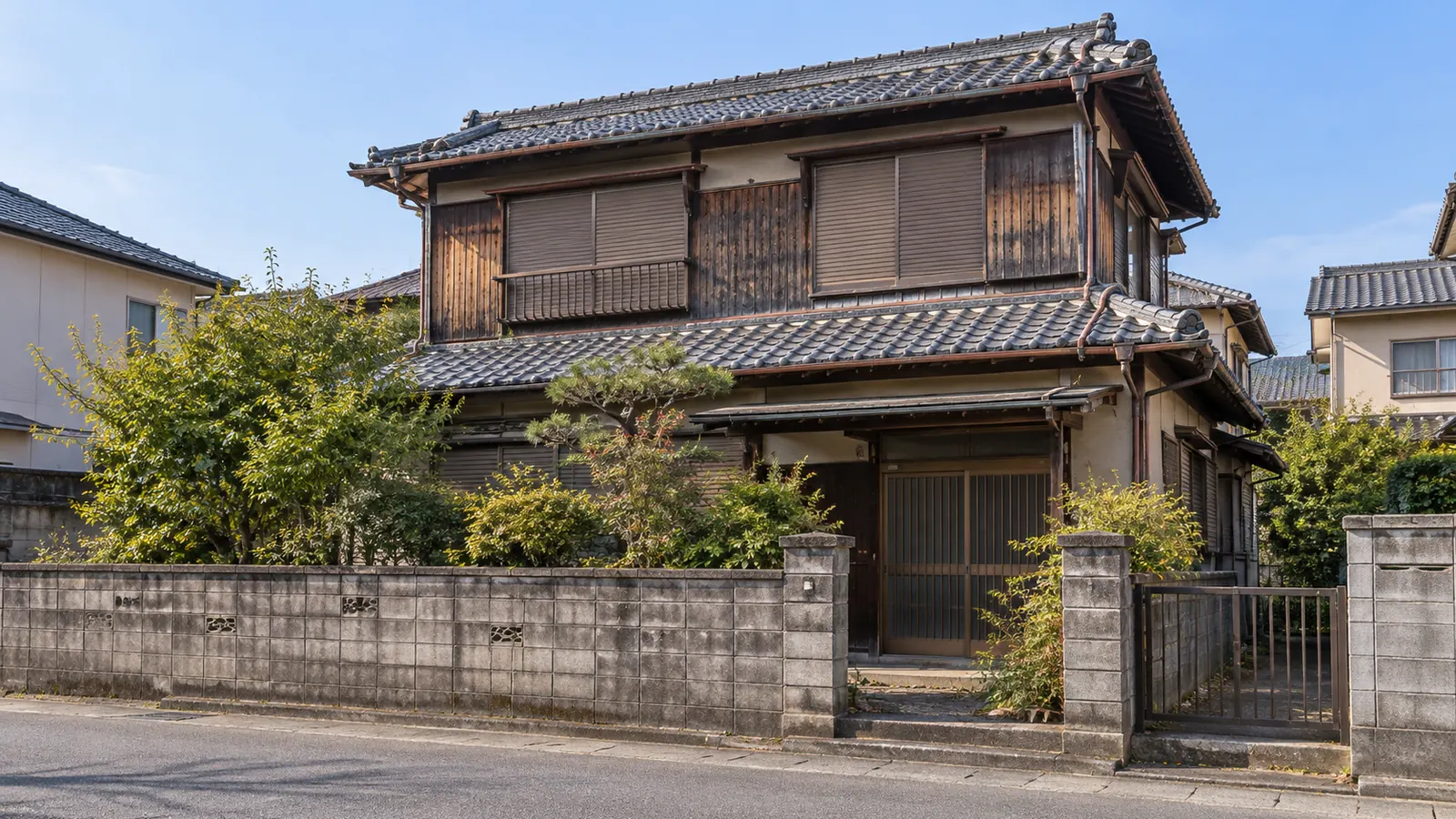 高松市の住宅街に建つ、築年数の古い木造2階建ての家