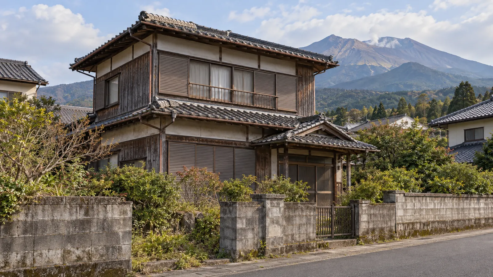 霧島市の住宅街に建つ、築年数の古い木造2階建ての家