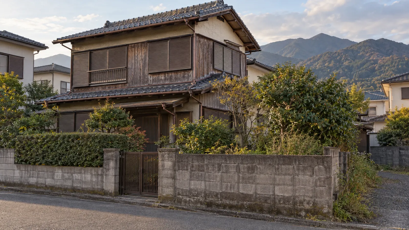 海老名市の住宅街に建つ、築年数の古い木造2階建ての家
