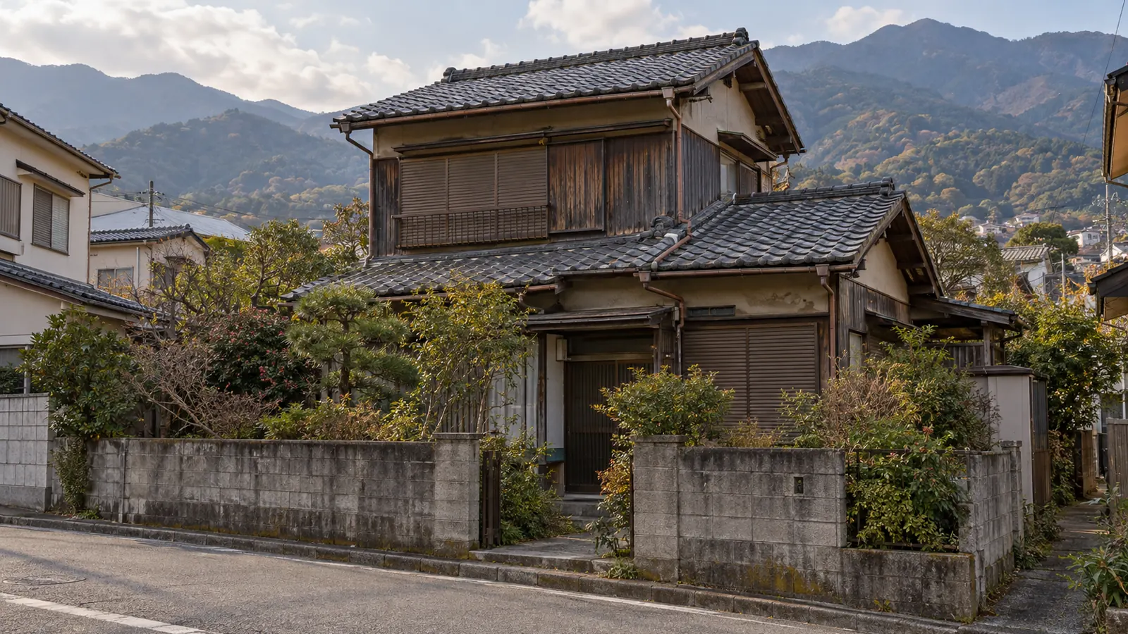 小田原市の住宅街に建つ、築年数の古い木造2階建ての家