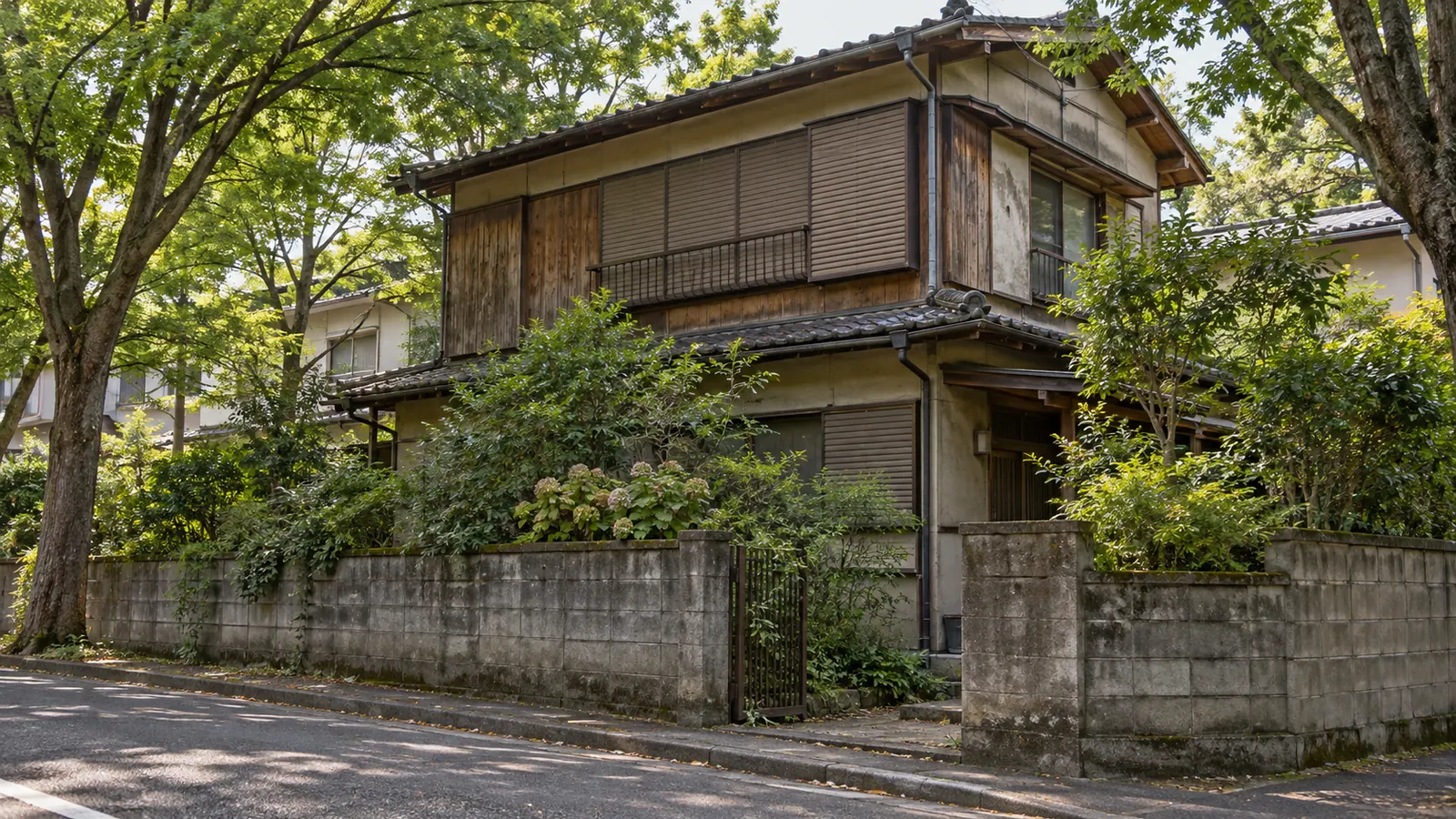 仙台市の住宅街に建つ、築年数の古い木造2階建ての家