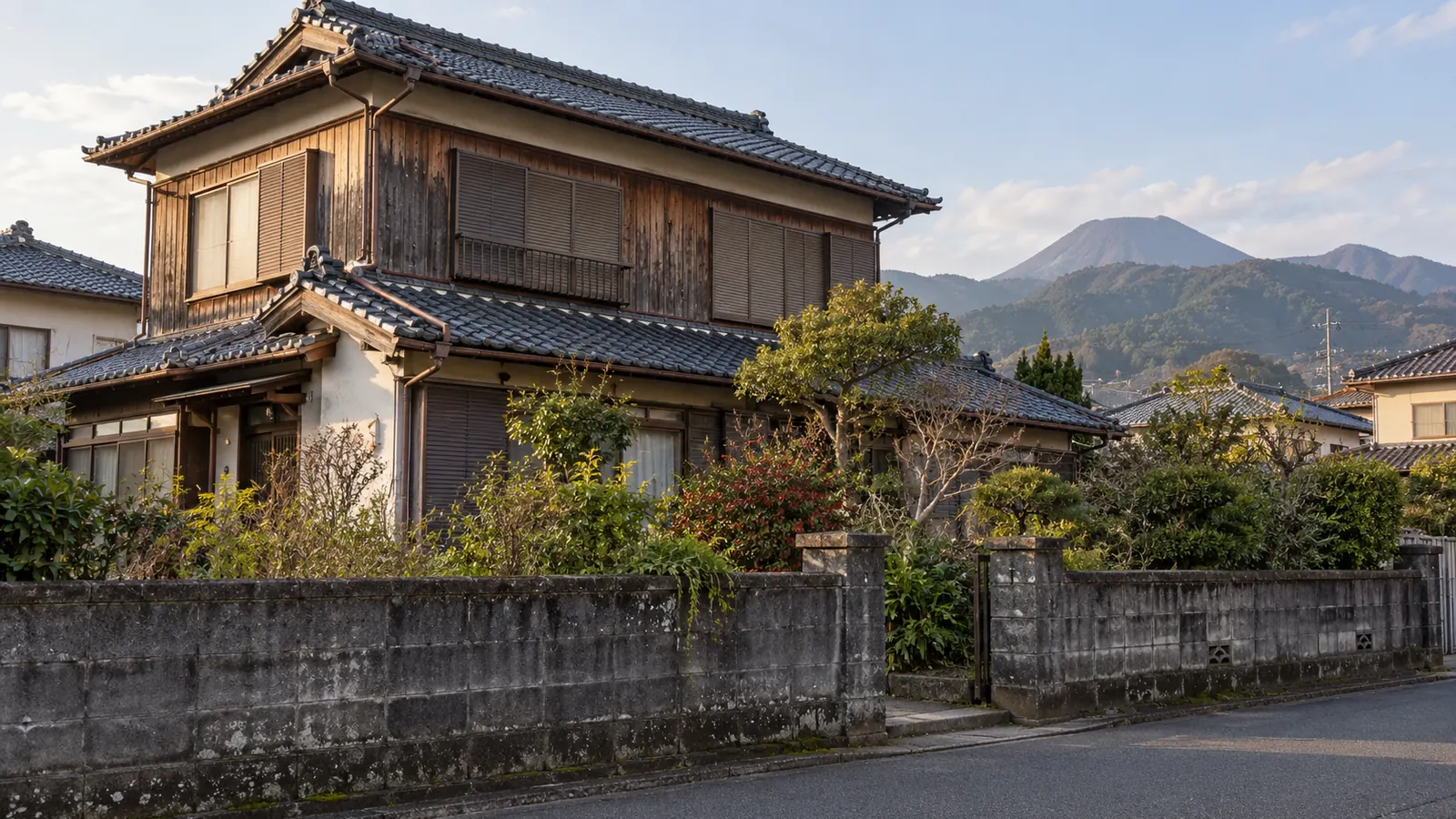 都城市の住宅街に建つ、築年数の古い木造2階建ての家