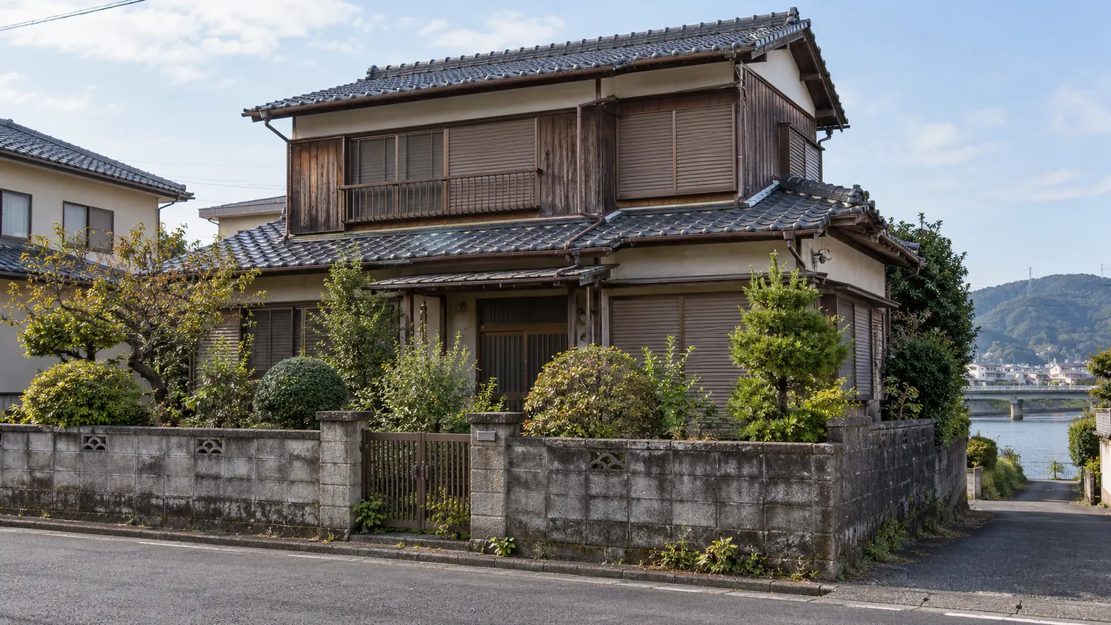延岡市の住宅街に建つ、築年数の古い木造2階建ての家