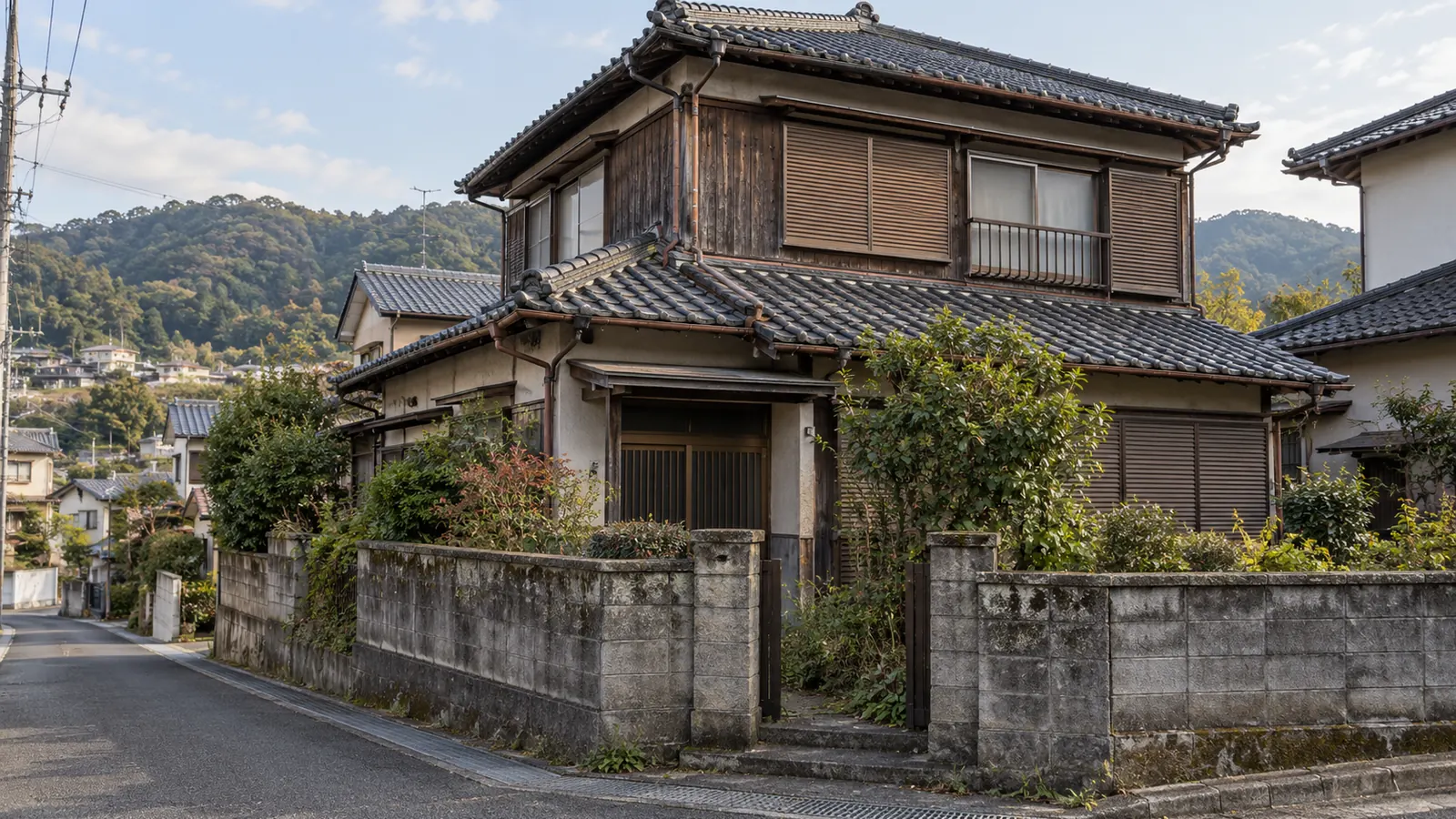 諫早市の住宅街に建つ、築年数の古い木造2階建ての家