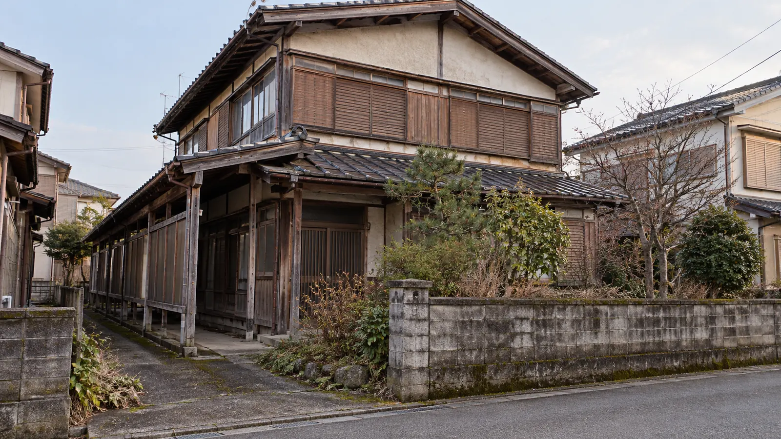 上越市の住宅街に建つ、築年数の古い木造2階建ての家