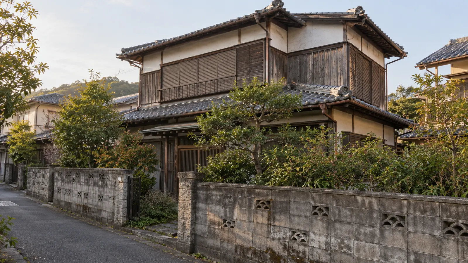 倉敷市の住宅街に建つ、築年数の古い木造2階建ての家