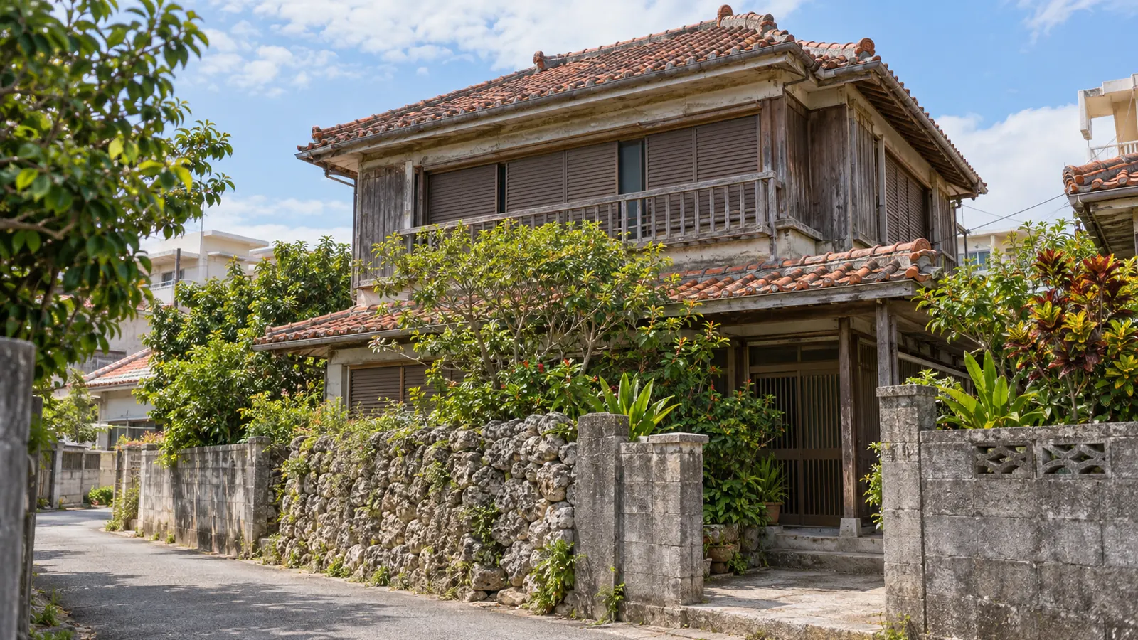 那覇市の住宅街に建つ、築年数の古い木造2階建ての家