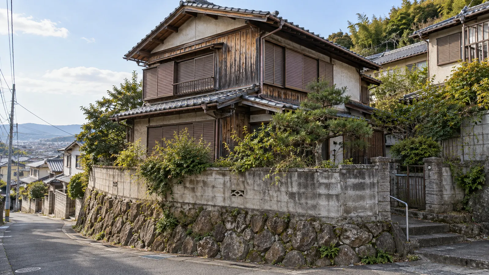 和泉市の住宅街に建つ、築年数の古い木造2階建ての家