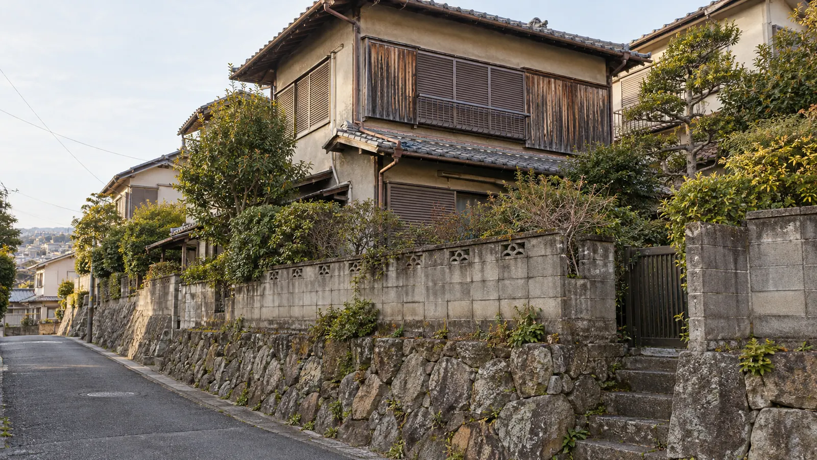 豊中市の住宅街に建つ、築年数の古い木造2階建ての家
