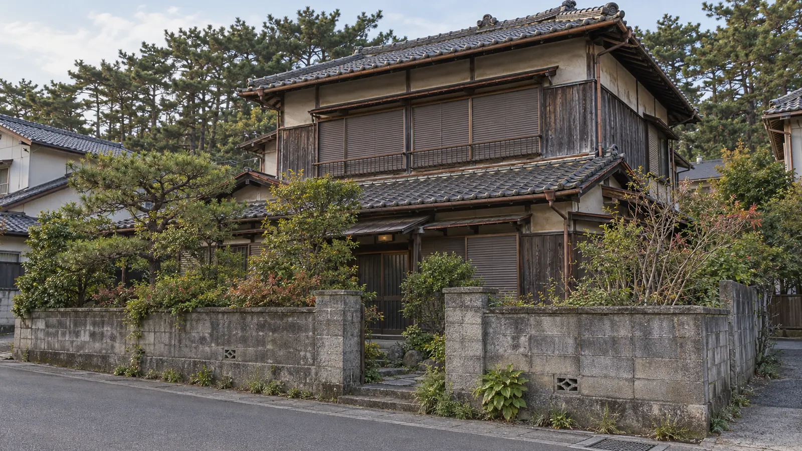 唐津市の住宅街に建つ、築年数の古い木造2階建ての家