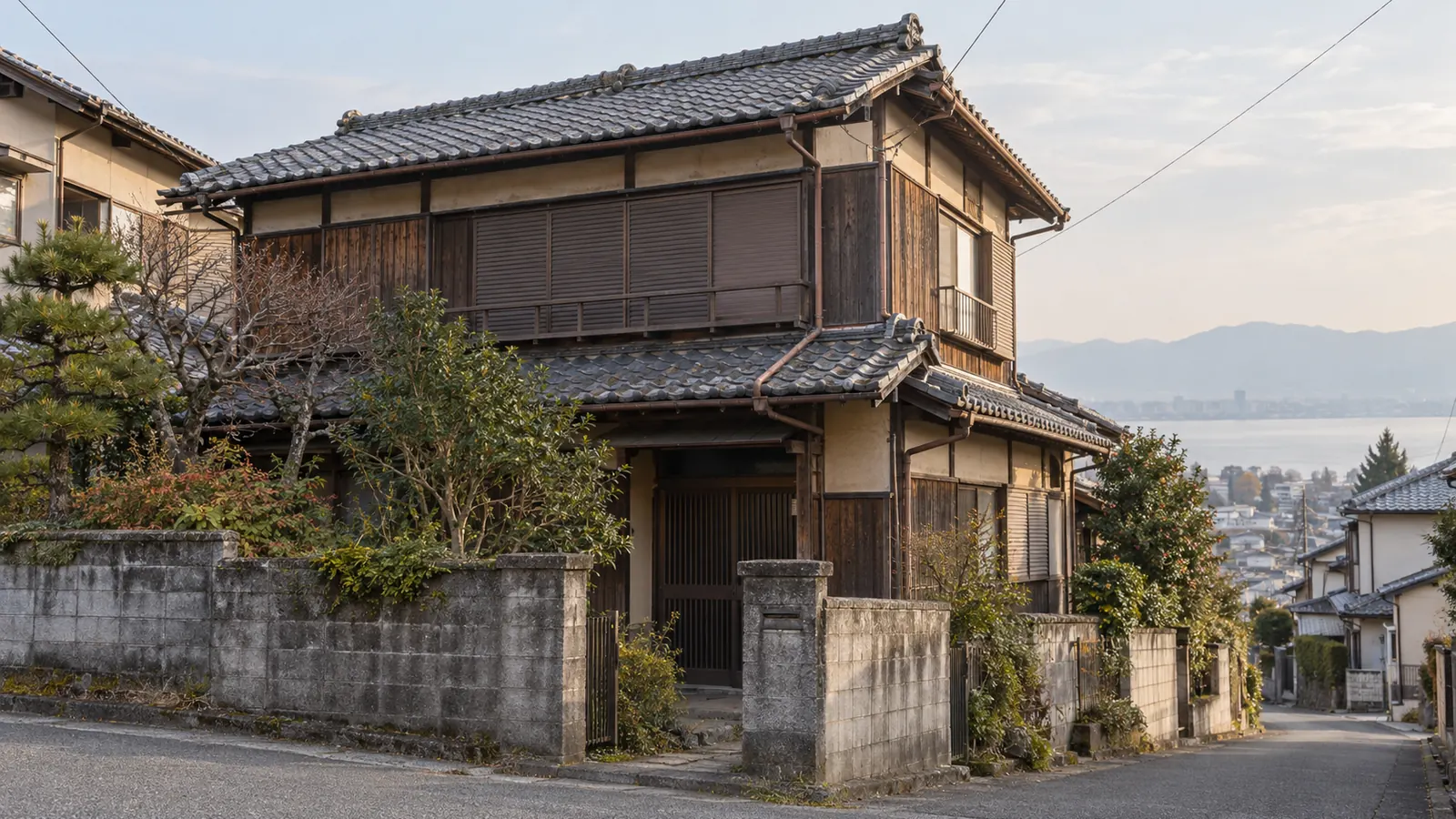 草津市の住宅街に建つ、築年数の古い木造2階建ての家