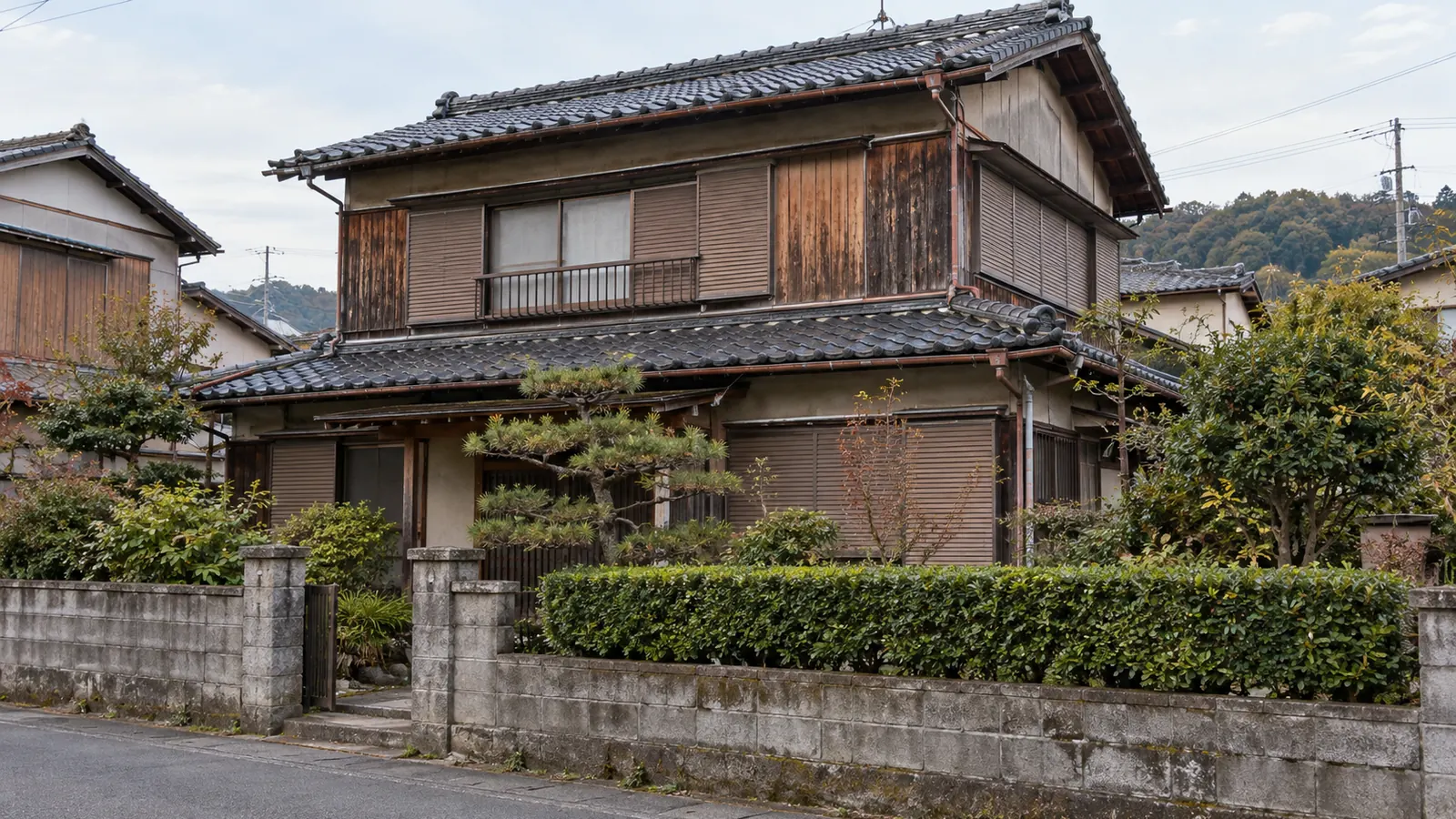藤枝市の住宅街に建つ、築年数の古い木造2階建ての家