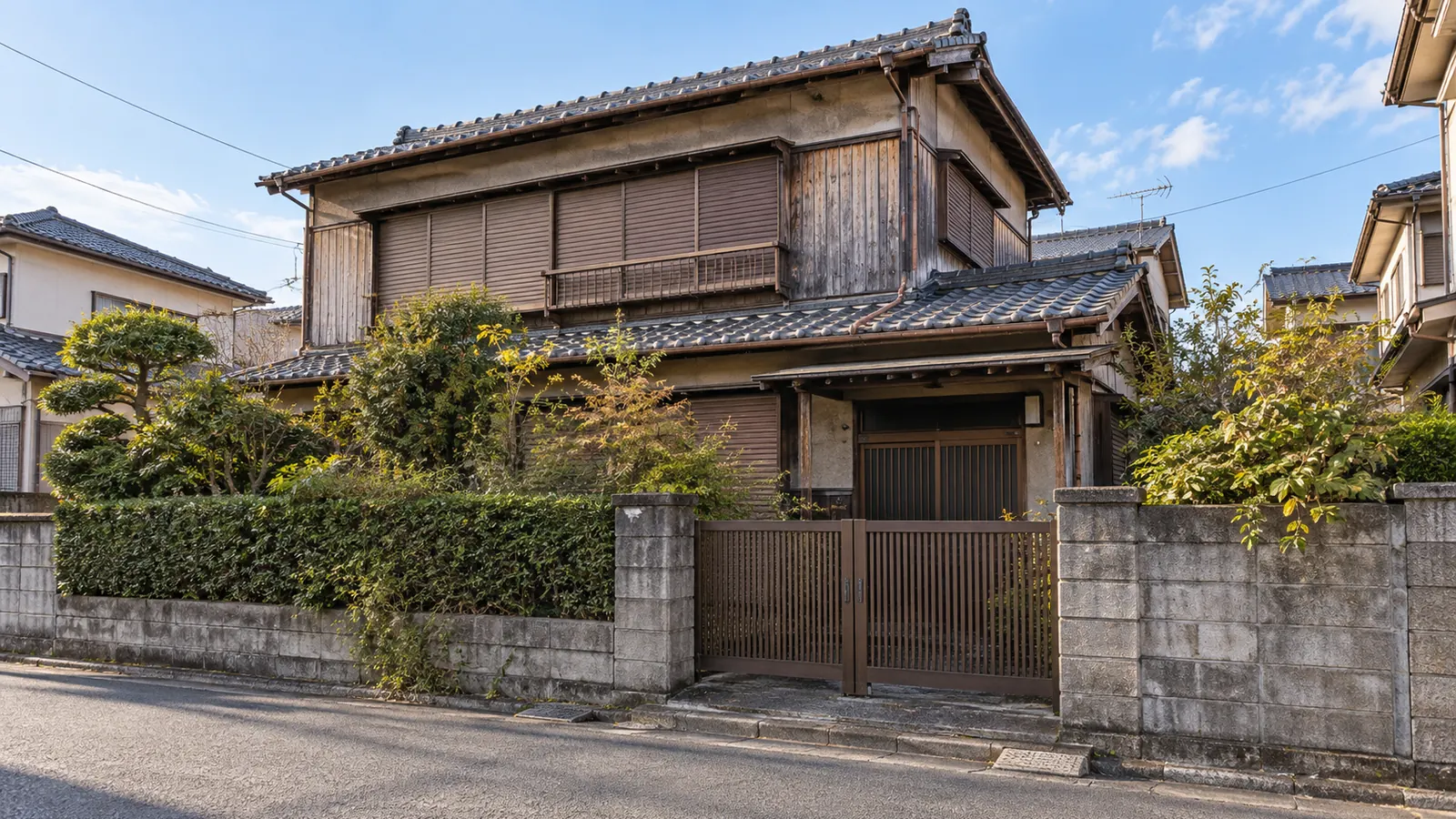 浜松市の住宅街に建つ、築年数の古い木造2階建ての家