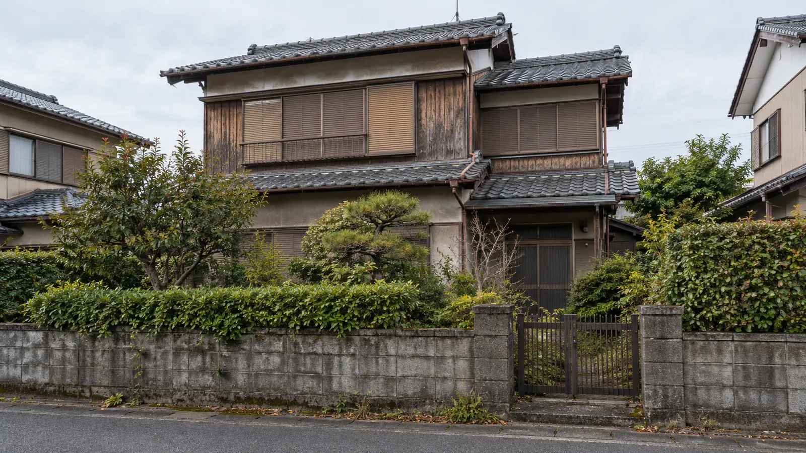 磐田市の住宅街に建つ、築年数の古い木造2階建ての家