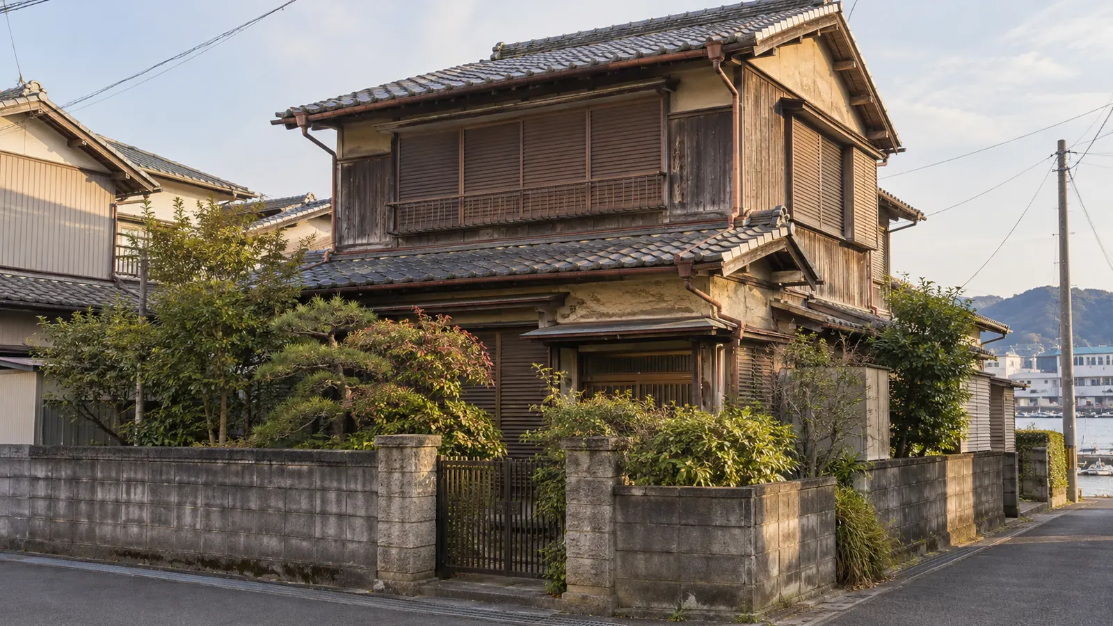 焼津市の住宅街に建つ、築年数の古い木造2階建ての家