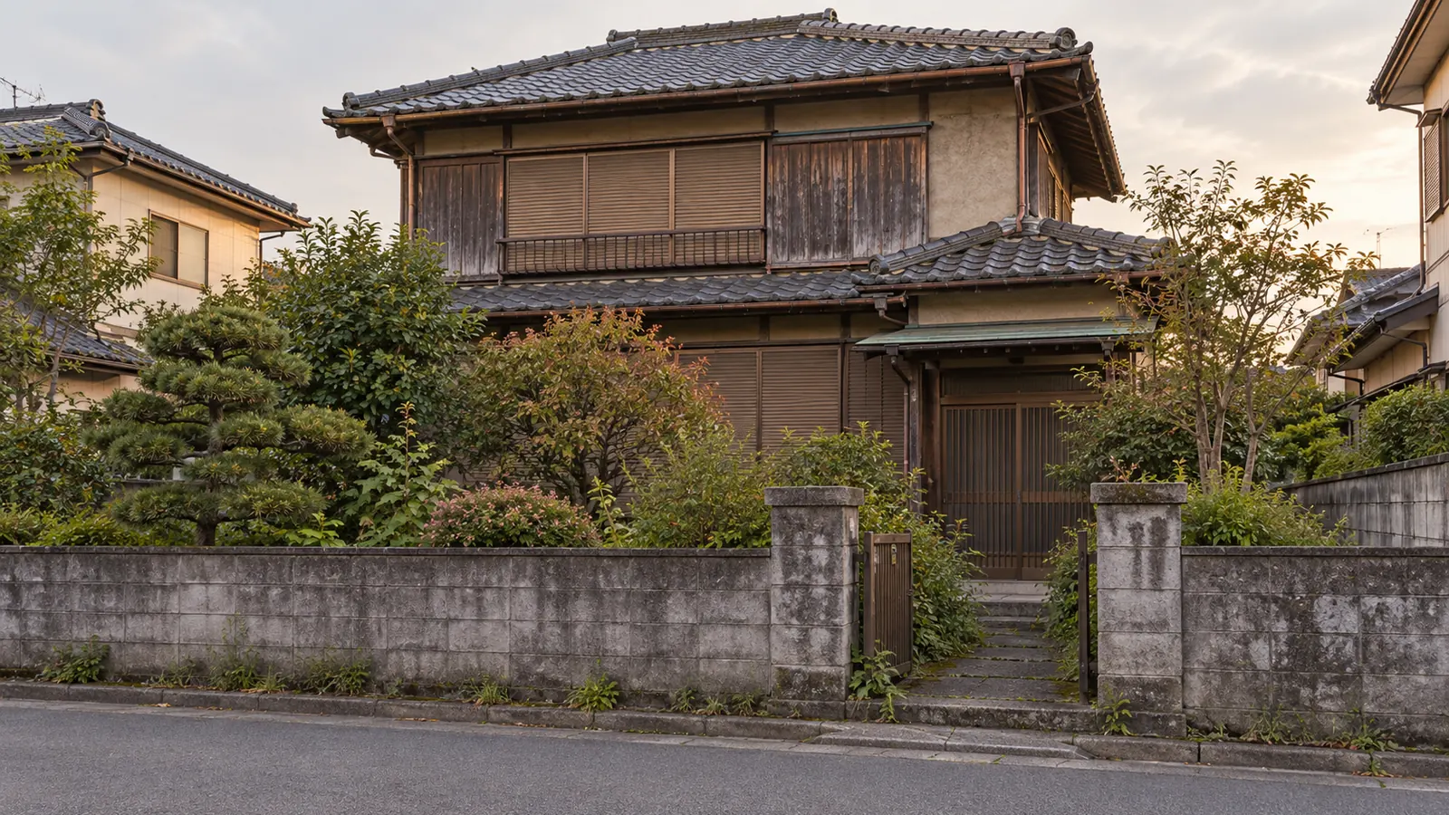 小山市の住宅街に建つ、築年数の古い木造2階建ての家