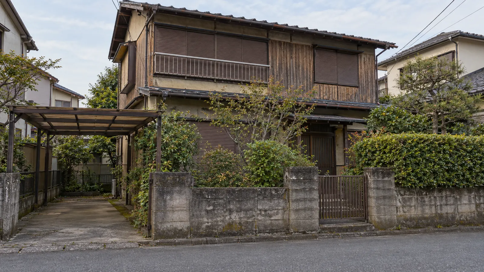 昭島市の住宅街に建つ、築年数の古い木造2階建ての家