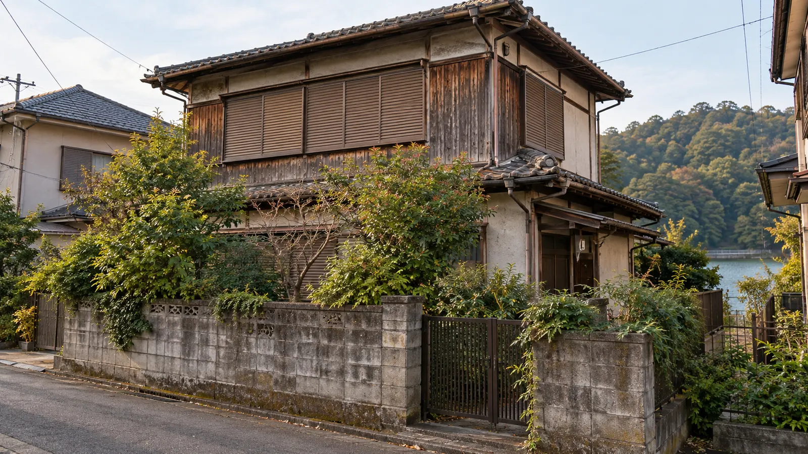 東大和市の住宅街に建つ、築年数の古い木造2階建ての家