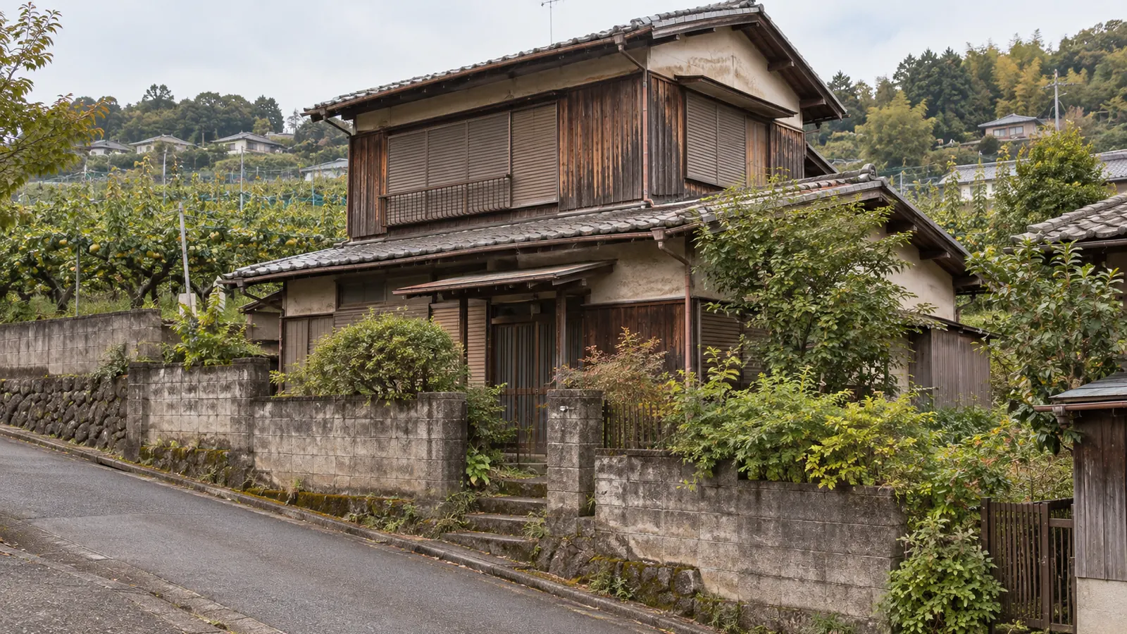 稲城市の住宅街に建つ、築年数の古い木造2階建ての家
