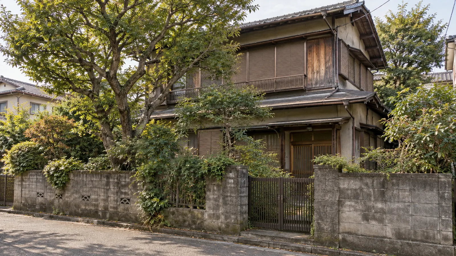小金井市の住宅街に建つ、築年数の古い木造2階建ての家