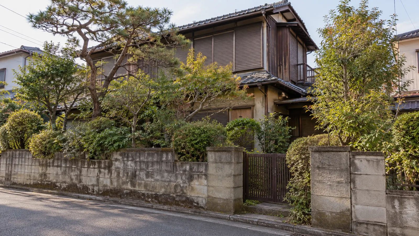 国分寺市の住宅街に建つ、築年数の古い木造2階建ての家