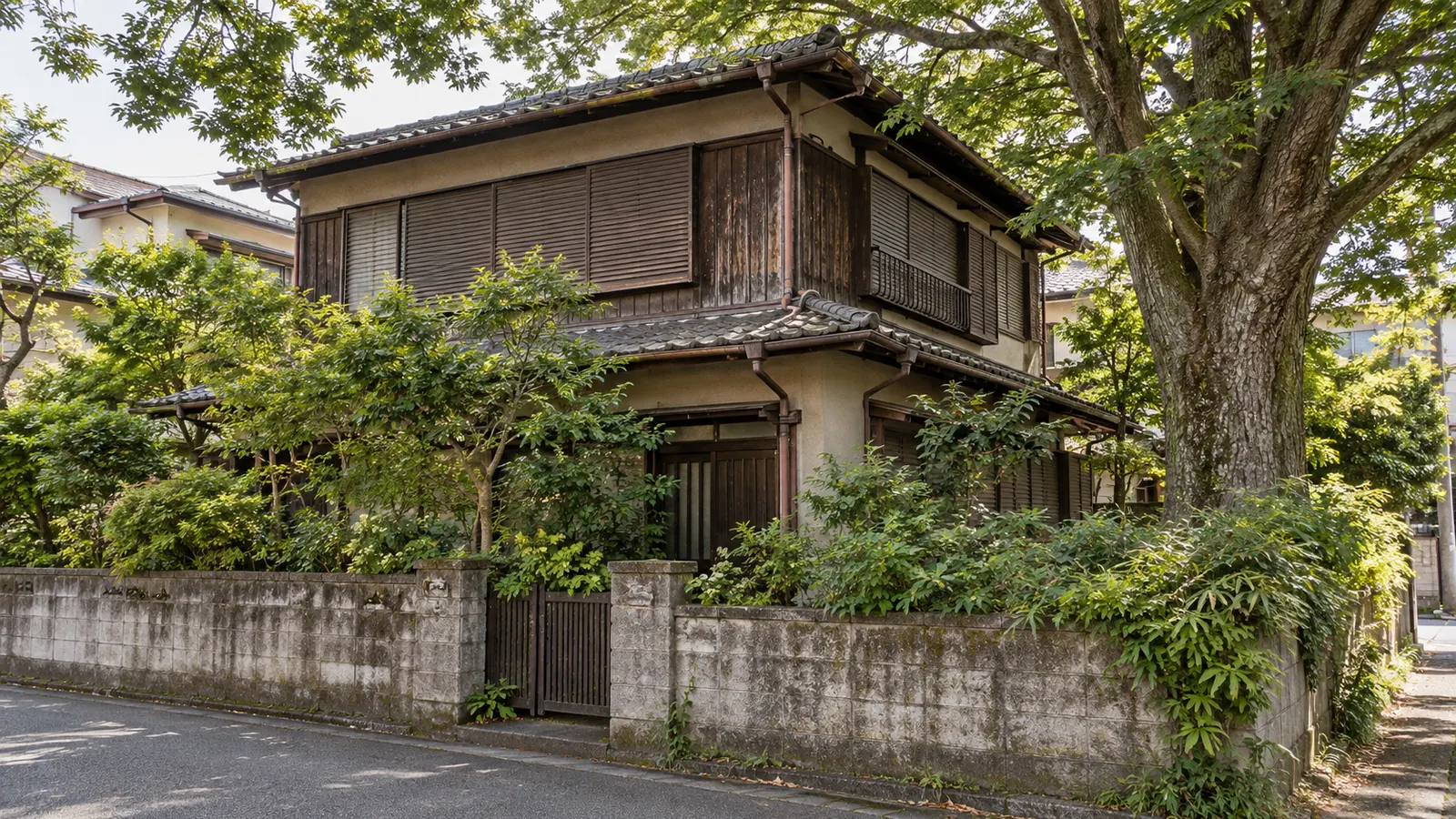 武蔵野市の住宅街に建つ、築年数の古い木造2階建ての家