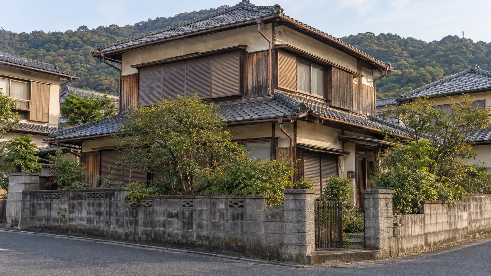 周南市の住宅街に建つ、築年数の古い木造2階建ての家